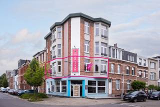 Lichtrijk hoek appartement met karakter! <br /><br />De ligging van dit gebouw is uiterst centraal. Zo zijn alle verbindingswegen in de directe omgeving terug te vinden, is er een ruim aanbod aan openbaar vervoer en zijn er in de directe omgeving tal van winkels die voorzien in de dagelijkse behoeftes. Nood aan groen en ontspanning? Met de fiets ben je op vijf minuten in het prachtige Middelheim park!<br /><br />Het appartement is gelegen op de eerste verdieping van een kleinschalig renovatieproject uit 2023. Hier geen zorgen over verbouwen en renoveren, maar instap klaar wonen!<br />Het appartement beschikt over een inkomhal voorzien van afzonderlijk toilet. De leefruimte is ruim en kan dankzij de hoekligging genieten van uitzonderlijk veel licht en zon! Verder beschikt het appartement over drie slaapkamers (waarvan een doorlopende kamer) keuken en badkamer.<br />Ondergronds is er nog een handige kelderberging. <br /><br /><br />Belangrijkste troeven<br />- Ruim en instap klaar appartement<br />- Kleinschalig gebouw<br />- Lage maandelijkse lasten<br />- Per direct beschikbaar <br />- Blanco elektrische keuring<br />- …<br /><br /><br />Verplichte vermeldingen<br />Epc: 128 kWh/m2<br />P-score: A<br />G-score: A<br />Stedenbouwkundige gegevens in aanvraag