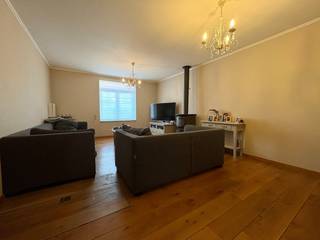 Instapklare woning met 2 slaapkamers en terras in Harelbeke <br /><br />In een doodlopende straat is deze woning gelegen. Er is parkeerplaats recht tegenover de woning. De inkom bevat een apart toilet in de gang (met automatische afzuiging). Verder is de leefruimte volledig voorzien van parket en heeft deze een gaskachel. <br /><br />Achteraan de woning is de landelijke keuken. Vele kasten, natuursteenwerkblad, hoogwaardig gasfornuis, frigo, diepvries,.. Naast de keuken is er een ruime berging. Hier kan de was en droogkast geplaatst worden.<br /><br />Het verdiep bevat 1 grote slaapkamer en 1 slaapkamer die onderverdeeld is in 2 kamers. Centraal op de gang zijn er vele maatkasten geplaatst. De badkamer bevat een wastafel, ligbad met douchescherm en terug kastruimte.<br /><br />Op het verdiep is er ook een zuid gericht terras voorzien.<br /><br />Dit is een vanafprijs, elk bod boven 160.000 wordt voorgelegd aan de eigenaar.