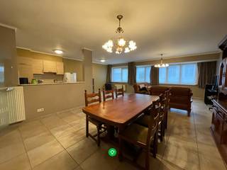 Dit appartement is gelegen pal in het centrum van Roeselare, met het station, de Grote Markt, het stadspark en nog veel zaken op wandelafstand! <br /><br />De indeling is als volgt: gemeenschappelijke hal - lift - traphal - inkomhal - apart toilet - zeer ruime living - open, uitgeruste keuken - grote berging - badkamer (ligbad, douche en lavabo) - twee volwaardige slaapkamers - zonnig terras. Op het gelijkvloers is er ook nog een volledig afgesloten garagebox aanwezig. <br /><br />Troeven:<br />- Centraal gelegen instapklaar appartement vraagprijs 225 000 € <br />- Zeer ruim<br />- Gunstig EPC<br />- Afgesloten garagebox vraagprijs 27 500 €<br /><br />Contacteer ons vandaag nog voor meer info!