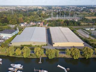  * Gesloten loods: ca. 7.100 m² * Halfopen loods: ca. 7.496 m²Op de site aan de Langerbruggekaai in Gent bevindt zich deze ruime logistieke...