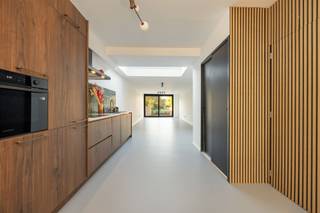 <p><span>Energetisch gerenoveerde woning met drie slaapkamers en een open zicht</span></p><p><span> </span></p><p><span>Deze karaktervolle , energetisch gerenoveerde gezinswoning is gelegen in de Bernardinnenstraat in Muizen. Een rustige, doodlopende woonwijk op korte afstand van het centrum van Mechelen. Winkels, scholen en openbaar vervoer zijn allemaal bereikbaar op wandel- en fietsafstand van de voordeur. Verder is de omgeving ook zeer landelijk en groen. Via de achteruitgang van de tuin komt u in een fiets- en wandelweg terecht die volledig doorloopt tot aan de Leuvense vaart. Tot slot is ook de verbinding met Antwerpen en Brussel met de wagen uitstekend.</span></p><p><span> </span></p><p><span> Achter de authentieke gevel schuilt een verrassend stijlvolle en hedendaagse woning die de voorbije jaren grondig werd gerenoveerd met oog voor kwaliteit en duurzaamheid in de afwerking. De lichtrijke leefruimte met grote raampartijen en lichtstraat sluit naadloos aan op de kwalitatieve Grando-keuken, uitgerust met onder meer een Smeg koelkast met diepvries, vaatwasser en combi-oven. De strakke gietvloer zorgt voor een tijdloze uitstraling en gemakkelijk onderhoud.</span></p><p><span> </span></p><p><span>De woning beschikt over 3 volwaardige slaapkamers, een stijlvolle badkamer met dubbele wastafel en inloopdouche, een extra bureau-, dressing- of hobbyruimte, 2 toiletten, een kelder en een aparte wasruimte voor wasmachine en droogkast.</span></p><p><span> </span></p><p><span>Ook technisch scoort deze woning uitstekend. Zo beschikt ze over een A+++ warmtepomp, vloerverwarming met koelfunctie, zonnepanelen en airconditioning die zowel verwarmt als koelt. Het sanitair werd geleverd door Van Marcke. Het vernieuwde platte dak werd geïsoleerd met 24 cm isolatie, terwijl het hellende dak voorzien werd van 26 cm isolatie. Dit alles resulteert in een gunstig EPC-label A en lage energiekosten.</span></p><p><span> </span></p><p><span>Achteraan bevindt zich tot slot een zuidgerichte tuin met een open zicht op het omliggende groen en de achterliggende velden, een bijzonder rustgevend uitzicht, zeldzaam in deze stedelijke omgeving.</span></p><p><span> </span></p><p><span>Troeven</span></p><p><span>- uitstekende locatie</span></p><p><span>- energiezuinig</span></p><p><span>- kwalitatieve afwerking</span></p><p><span> </span></p><p><span>Ben jij geïnteresseerd in deze ruime woning in Mechelen, ben je op zoek naar ander vastgoed of wens je de waarde van jouw eigendom te kennen? Dan ben je bij BOLT immo aan het juiste adres! Wij helpen jou graag verder.</span><span> </span></p><p><span> </span></p><p><span> </span></p><p><span> </span></p>