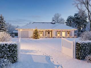 Deze eigendom is zeer verzorgd en is gelegen op een fraai aangelegd perceel. De woning is perfect geschikt voor levenslang wonen, met extra mogelijkheid tot uitbreiding op de bovenverdieping. <br /><br />Via de ruime inkomhal met apart toilet betreedt u de woning. De L-vormige leefruimte is lichtrijk door het gebruik van de vele ramenpartijen. <br />Aparte keuken voorzien van de nodige toestellen en ruimte voor het plaatsen van een extra eettafel. Aansluitend deze ruimte bevindt er zich een praktische bergruimte. De nachthal geeft toegang tot 2 ruime slaapkamers en praktische badkamer met hoekbad en dubbele lavabo. <br />In de woning is een inpandige garage voorzien. Deze geeft enerzijds toegang naar de achtertuin en anderzijds de mogelijkheid met een vlizotrap de zolder te betreden. Deze kan nog afgewerkt worden tot extra leefruimte.<br /><br />De tuin is zeer verzorgd, volledig omheind en voorzien van een elektrische toegangspoort. Op het vernieuwde ruime terras is het zalig vertoeven. Alsook is er een ruim tuinhuis aanwezig, ideaal voor het opbergen van tuinmateriaal.<br /><br />Bijzonderheden:<br />- Goed onderhouden eigendom op centrale locatie <br />- Aanwezigheid van 10 zonnepanelen<br />- Recente warmtepompboiler van 270l + verwarmingsketel<br />- Geboorde waterput aangesloten op zowel de buitenkant als de binnenkant van de woning<br />- Vernieuwde badkamer + vloeren<br />- Rolluiken