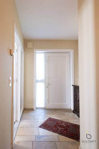 <p><span>Op zoek naar ruimte, rust, veel zonlicht en een groene omgeving? Dan is dit aangename gelijkvloerse landhuis zeker een bezoek waard!</span></p><p><span>Rustig gelegen tussen de dorpskernen van Sint-Antonius en Halle/Zoersel, op een mooi zuidgericht hoekperceel van ca. 800 m². De woning werd sinds de jaren ’70 door dezelfde eigenaar bewoond en biedt vandaag een uitstekende basis om er een gezellige en comfortabele thuis van te maken.</span></p><p><span>Een absolute troef is het volledig gelijkvloerse karakter. Via de inkomhal met gastentoilet komen we in de leefruimte, met salon, eetkamer en doorgang naar de ruime veranda (bj. 1993). Dankzij het zicht op de tuin is dit een heerlijke plek om in het voor- en najaar van het groen te genieten. Het salon beschikt over ingemaakte kastjes en een elektrische haard.</span></p><p><span>Verder zijn er een praktische keuken met toestellen, drie slaapkamers, een berging/wasplaats en een badkamer met lavabo, ligbad, inloopdouche en toilet. De oorspronkelijke garage werd ingericht als derde slaapkamer.</span></p><p><span>De goed onderhouden, omheinde tuin, het tuinhuis en de parkeergelegenheid op de oprit maken het geheel compleet.</span></p><p><span>Ook de ligging is bijzonder aangenaam. Rustig, groen en vlakbij mooie fiets- en wandelroutes, met de dorpskernen toch binnen handbereik.</span></p><p><span>Met de nodige renovatie en energetische verbeteringen kan je hier een warme, eigentijdse thuis op een bijzonder fijne locatie creëren. Wij adviseren u graag over de renovatie mogelijkheden en het behalen van een gunstiger EPC-label.</span></p><p><span>Kom vooral zelf de ruimte, de tuin en de aangename ligging ontdekken.</span></p><p><span> </span></p><p><span> </span></p><p><span> </span></p>