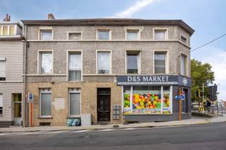 Instapklaar appartement van 109 m² met 2 slaapkamers, centraal gelegen in Halle. Winkels, scholen en openbaar vervoer op wandelafstand.<br /><br />Het appartement is gelegen op de 1e verdieping van een kleinschalig gebouw met 6 eenheden (geen lift). Het appartement werd gerenoveerd in 2020 en beschikt over EPC-label C.<br /><br />Indeling: ruime leefruimte met grote ramen, eetplaats met gesloten keuken, badkamer met inloopdouche en enkele lavabo, 2 ruime slaapkamers en een berging. Kelderruimte inbegrepen.<br /><br />Momenteel verhuurd en dus zeker interessant als investering. Contacteer ons zeker voor de verhuurmogelijkheden. <br /><br />Interesse in dit appartement? Contacteer Stephanie op 0477/81.67.75 of stephanie@woonkantoor.be