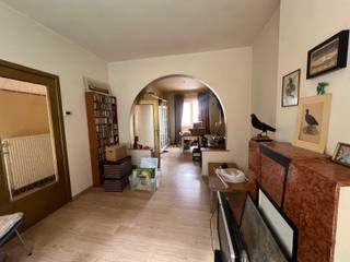 <p>Te koop in hartje Leuven – te renoveren woning met tuin, ruime garage en atelier van 50 m² recht tegenover een speelterrein met klein plein en parkje, het “Arthur De Greefplein”. <strong>Een unieke opportuniteit voor wie wonen en werken wil combineren!</strong></p>
<p>Via de inkomhal kom je in de woonkamer met eetplaats in 2 doorlopende plaatsen.<br />Een trap lager vind je de verdieping die gelijk loopt met de tuin, hier is momenteel de keuken, een berging, een wasplaats en dus toegang tot de tuin.Op de tussenverdieping is er een badkamer met ligbad, douche, lavabo en toilet.<br />Op de tweede verdiepingen bevinden zich twee slaapkamers en een overdekt balkon met zicht op het park aan de overkant van de straat!<br />De ruime zolderverdieping is bereikbaar met een vaste trap en heeft met geïsoleerd dak en biedt bovendien mogelijkheden voor verdere afwerking in extra slaapkamers.<br /><strong>Een absolute troef is het atelier/grote garage van maar liefst 50 m²</strong>, met een extra hoge toegangspoort, aansluitende opslagruimte en kelder met toegang tot de tuin. Deze ruimte is bijzonder interessant voor zelfstandigen, vakmensen of wie nood heeft aan een ruime werkplaats. <br />Mits de nodige vergunningen en een grondige renovatie kan ook een herbestemming tot woning worden verkregen.</p>
<p>Een veelzijdig pand met ruimte, karakter en mogelijkheden, ideaal voor wie op zoek is naar een woning met extra werkruimte op een centrale locatie in Leuven. Kindvriendelijke buurt!</p>
