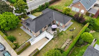 Volledig gerenoveerde villa in rustige en residentiële buurt Deze gelijkvloerse villa werd tot in de puntjes gerenoveerd en wacht op een nieuwe...