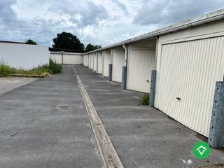 Deze afgesloten garagebox (nr.16) in centrum Koekelare is gelegen vlak naast De Kroon. <br />Garage dient enkel gebruikt te worden als parkeerplaats van een voertuig. <br /><br />Afmetingen:<br />Diepte: rechterkant: 5.2m, linkerkant: 6.6m.<br />Breedte: 2.8m<br />Hoogte garagepoort: 2.1m<br /><br />Syndickosten inbegrepen. <br />Huurprijs 92 €/mnd.<br />Beschikbaar vanaf 1/10/2026