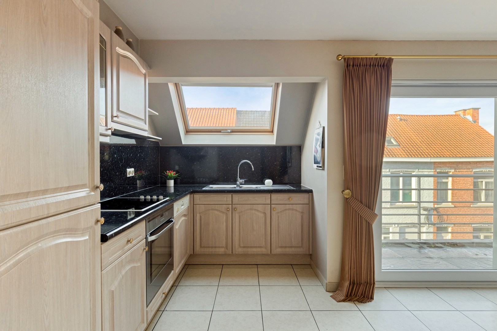 Ruim, instapklaar appartement met 2 slaapkamers en garage in het centrum van Roeselare - foto 5