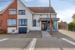 Te koop: ruime halfopen woning in de Vredestraat, centraal gelegen in Waregem, op korte afstand van het administratief centrum en...