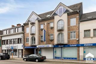 <p><strong>Ruim appartement met 2 slaapkamers op strategische ligging in centrum Geel</strong></p>
<p>Dit <strong>ruime appartement</strong> is gelegen op de tweede verdieping van een kleinschalige residentie, pal in het <strong>centrum van Geel</strong>. Dankzij de <strong>centrale ligging</strong> bevinden scholen, winkels, horecazaken en openbaar vervoer zich op wandelafstand. Ook het trein- en busstation zijn vlot bereikbaar, wat zorgt voor een uitstekende bereikbaarheid.</p>
<p>Het appartement beschikt over een <strong>open, lichtrijke leefruimte</strong> met aansluitend de ingerichte keuken. Aan de achterzijde bevinden zich<strong> twee slaapkamers</strong>, die beide rechtstreeks toegang bieden tot de <strong>veranda</strong>. Deze aangename buitenruimte vormt de ideale plek om in alle rust te genieten.</p>
<p>Het appartement geniet van een <strong>mooie oppervlakte en een praktische indeling</strong>. Het geheel kan naar eigen smaak en wensen worden ingericht.</p>
<p><strong>Momenteel is het appartement verhuurd, waardoor dit pand eveneens interessant is als investering.</strong></p>
<p><strong>Troeven:</strong></p>
<ul><li>
<p>Strategische ligging in centrum Geel</p>
</li><li>
<p>EPC C-label (284 kWh/m² jaar)</p>
</li><li>
<p>Geen renovatieplicht</p>
</li><li>
<p>Ruime en lichtrijke leefruimte</p>
</li><li>
<p>Grote raampartijen</p>
</li><li>
<p>Veranda toegankelijk vanuit beide slaapkamers</p>
</li><li>
<p>Lift aanwezig</p>
</li><li>
<p>Kleinschalige residentie</p>
</li><li>
<p>Momenteel verhuurd</p>
</li><li>
<p>Interessant als investering</p>
</li></ul>
