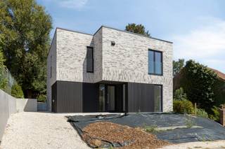 Ontdek deze ruime en energiezuinige BEN-woning, gelegen in Meldert ! Met een bewoonbare oppervlakte van 190 m, vier slaapkamers en twee badkamers biedt deze woning alle ruimte en comfort voor een gezin of voor wie wonen en werken graag onder één dak combineert.<br /><br />De woning werd gebouwd met bijzondere aandacht voor energiezuinigheid en hedendaags wonen. Zo wordt ze verwarmd met een warmtepomp in combinatie met vloerverwarming, wat zorgt voor een aangename en gelijkmatige warmte. De doordachte indeling en royale ruimtes dragen bij aan het comfortabele karakter van de woning. Met vier volwaardige slaapkamers is er voldoende plaats voor het hele gezin, terwijl de twee badkamers zorgen voor extra comfort. De leefruimte sluit mooi aan op de keuken, waar functionaliteit en een strak ontwerp hand in hand gaan. Een bijzonder praktisch detail is de handige berging, welke beschikt over een aparte buitendeur, ideaal als extra toegang. Tegelijk is ze rechtstreeks vanuit de keuken bereikbaar via een discrete deur in de kastenwand.<br /><br />Ook de buitenruimte vormt een mooie aanvulling op de royale woonoppervlakte en biedt volop mogelijkheden om in alle rust van het buitenleven te genieten. Gelegen in de Overhemstraat geniet je hier van een rustige en aangename woonomgeving, terwijl de nodige voorzieningen en verbindingswegen vlot bereikbaar blijven.<br /><br />Ben je op zoek naar een ruime, moderne en energiezuinige gezinswoning ? Neem dan gerust contact op met Ben via 0468 58 04 09 of ben@sophimo.be !