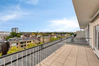 Dit te renoveren dakappartement vlakbij het bekroonde Rivierenhof is gelegen op de 6de verdieping (lift met nog een trap tot aan de bovenste verdieping) bestaat uit: inkom met zeer handige ingemaakte kasten, gezellige leefruimte op parket met toegang tot het dakterras met prachtig panoramisch zicht over Antwerpen, te vernieuwen keuken met aansluitend de aan te pakken badkamer, aan de andere zijde van de inkomhal bevindt zich nog een ruime slaapkamer.<br />Onderaards is er nog een handige kelderberging en een ruime afgesloten garagebox inbegrepen in de prijs! <br />De gemeenschappelijke kosten bedragen +/- 200€/mnd voor syndicus, water, cv, lift, onderhoud, elektriciteit gemene delen, reservekapitaal, enz...<br />Dit appartement is zeer centraal gelegen vlakbij belangrijke invalswegen, Rivierenhof, winkels, openbaar vervoer, fietsostrade, enz...