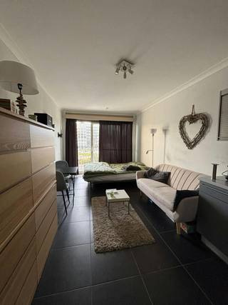 Studio meublé lumineux au deuxième étage à 200 m de la mer avec vue sur la mer depuis la terrasse.Le studio se compose d'une salle de bain...