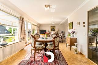 Dit appartement geniet van een uiterst gunstige locatie te Sint-Andries met winkels, openbaar vervoer, scholen, E40, station, centrum Brugge,... Allemaal op wandelafstand in de onmiddellijke buurt!<br /><br />Het ruime appartement (maar liefst +/- 113 m²) geniet een aangenaam open zicht vanop de 3de verdieping voorzien van een zonnig terras (+/- 10m²). De leefruimte is erg lichtrijk, heeft een aangename breedte van 8m10 en werd voorzien van een parketvloer. Daarnaast is er een aparte keuken met annex berging.<br /><br />Voorts beschikt het appartement nog over een badkamer, een apart toilet, ruime inkom met vestiairenis, 3 slaapkamers (waarvan 2 royale kamers en 1 normale kamer) en een praktisch balkon aan de achterzijde. Door de aanwezigheid van 2 terrassen (voor -en achterzijde), kan u de hele dag genieten van de zon!<br /><br />Kortom: het app. geniet een erg praktische indeling met een leuke vloei tussen de ruimtes die mooi in proportie zijn.<br /><br />Het appartement is misschien wat gedateerd/verouderd maar is op heden wel in goed onderhouden toestand! Belangrijk om weten is het feit dat alle ramen recentelijk vernieuwd werden wat resulteert in een gunstig energie- label B. <br /><br />Prijs/kwaliteit zult u weinig tot geen vergelijkbare entiteiten vinden met deze omvang op dergelijke goede ligging.<br /><br />Er bestaat de mogelijkheid tot aankoop van een bovengrondse garagebox achteraan het gebouw aan € 35.000,- . <br /><br />Contacteer ons snel voor een bezoek aan dit ruime appartement op toplocatie nabij het centrum via 050 45 03 45 of info@delbecque.immo