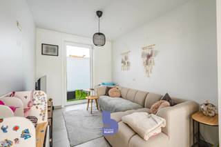 Deze charmante woning in Bredene combineert een gezellige, huiselijke sfeer met een praktische indeling en enkele mooie extra troeven. Bovendien ligt de woning in een aangename buurt en op slechts 1km van het strand.<br /><br />Op de benedenverdieping kom je binnen in de lichtrijke leefruimte met een ingerichte open keuken. Dankzij de grote raampartijen geniet je hier van veel natuurlijk licht en heb je toegang tot twee terrassen, waardoor je op verschillende momenten van de dag van de zon kan genieten.<br />De keuken is volledig uitgerust met een inductiekookplaat, dampkap, oven, koelkast en spoelbak.<br />Verder is er op deze verdieping een ruime badkamer met inloopdouche, wastafelmeubel, toilet en aansluiting voor de wasmachine.<br /><br />Boven bevinden zich twee slaapkamers. <br /><br />Buiten beschikt de woning over een eigen autostaanplaats. Daarnaast is er een gedeelde garage, ideaal voor het stallen van fietsen, de wagen of het opbergen van extra spullen.<br />Ook op technisch vlak heeft de woning heel wat te bieden, met onder meer een warmtepomp en zonnepanelen.<br />Een aangename woning op een rustige ligging, dicht bij zee, met twee terrassen, een praktische indeling en een aantal mooie energetische troeven. Een plek waar je binnenkomt en je meteen thuis voelt.
