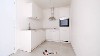 <h1><span>Dit gelijkvloers appartement te koop bevindt zich in de Baversstraat in Tongeren, aan de groene rand van het stadscentrum en recht tegenover het Vesaliusziekenhuis. </span></h1>

<p><span>Je woont hier in Residentie Baverlaar, een stijlvolle en kleinschalige residentie met 14 appartementen, waar rust en comfort centraal staan. De ligging is bovendien bijzonder praktisch: op slechts 4 km van de E313, waardoor je vlot in Hasselt, Luik of Maastricht geraakt.</span></p>
<br />Tongeren ligt in het hart van het prachtige Haspengouw en combineert een rijk verleden met hedendaags wooncomfort.<br /><br />Dit appartement ligt op het gelijkvloers aan de achterzijde van het gebouw en heeft een bewoonbare oppervlakte van 82 m². Je komt binnen via een inkomhal met vestiaire en gastentoilet. Van hieruit stap je de lichtrijke leefruimte binnen met open keuken. Aansluitend is er een berging. De leefruimte geeft rechtstreeks uit op het terras van 17 m². De slaapkamer bevindt zich achteraan en biedt directe toegang tot de badkamer met dubbele lavabo en inloopdouche. <br /><br />Dit project komt in aanmerking voor het verlaagd BTW-tarief van 6%, zowel voor particulieren als professionele kopers, onder voorwaarden.<br /><br /><strong>Troeven van dit appartement:</strong>

<ul>
	<li>Ruim appartement van 82 m²</li>
	<li>Terras van 17 m² aan de achterzijde</li>
	<li>Ondergrondse berging en parkeerplaats optioneel bij te kopen</li>
	<li>Kleinschalige, energiezuinige nieuwbouwresidentie</li>
	<li>Vlotte bereikbaarheid</li>
</ul>
Interesse? Contacteer ons via info@optie-m.be of bel naar 011 23 11 01<br /><br />VG | WG |GMO | GVKR | GVV |