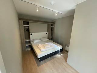 Prachtig 1-slaapkamerappartement, gelegen op de <strong>derde</strong> <strong>verdieping</strong> aan de achterkant van de Zeedijk, biedt u een <strong>zonnig</strong> <strong>terras</strong> waar u heerlijk kunt ontspannen. De locatie is ideaal, op slechts een steenworp afstand van het bruisende centrum en de pittoreske jachthaven.<br /><br />Bij binnenkomst in dit sfeervolle appartement wordt u verwelkomd door een <strong>open</strong> <strong>keuken</strong>, <strong>volledig</strong> <strong>uitgerust</strong> met moderne apparatuur en alle gemakken om uw culinaire vaardigheden tot uiting te laten komen. De <strong>gezellige</strong> <strong>woonkamer</strong>, ingericht met een knus tafeltje en comfortabele zetel, vormt het hart van het appartement.<br /><br />De <strong>badkamer</strong> beschikt over een <strong>moderne</strong> <strong>douche</strong> en een nette wastafel. De <strong>ruime</strong> <strong>slaapkamer</strong> is momenteel ingericht met een comfortabel <strong>tweepersoonsbed</strong>. Tevens is er een <strong>privatieve</strong> <strong>berging</strong> inbegrepen in de prijs.<br /><br />Dit appartement wordt verkocht onder het systeem van <strong>erfpacht</strong> en maakt deel uit van de <strong>hotelpool</strong>. Dit betekent dat u niet alleen kunt genieten van uw eigen kustverblijf, maar ook profiteert van de mogelijkheid om het appartement te verhuren via het hotelmanagement, waardoor u een <strong>aantrekkelijk rendement</strong> kunt behalen.