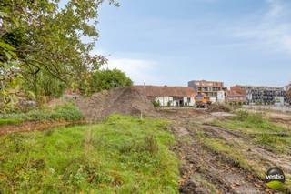 Deze totaal te renoveren vakwerkhoeve (lot 3 op verkavelingsplan) aan de Grote Baan te Hasselt (Kuringen) dateert van begin 19de eeuw. De aanwezige langgestrekte vakwerkhoeve is als monument beschermd met ID 2626. Tevens heeft deze ook een bescherming als stads- of dorpsgezicht (ID 2630).<br /><br />Het gebouw heeft een historische waarde als 19de eeuws relict, bestaande uit een kern uit 1843 die in 1883 verder uitgebreid werd. Van deze orginele oude kern blijven tot op heden nog maar slechts twee traveeën over na oorlogsschade van 1940-1945. In latere fases werden er nog toevoegingen gedaan die geen meerwaarde betekenen voor de erfgoedwaarden en zelfs storend worden ervaren.<br /><br />De hoeve beschikt over één bouwlaag onder een pannen (rode handvorm boomse dakpan) zaldeldak met een afgewolfde westzijde. De oversteekkepers aan de noord(straat)zijde zijn opgebouwd uit horizontale klossen met een houten beboording. Aan de zuid- en westzijde zorgen de overstekende dakkapers voor de nodige bescherming van het leemwerk.<br /><br />Boven het woongedeelte en de oostelijke stel is een zolderruimte aanwezig die momenteel niet toegankelijk is wegens de slechte staat.<br /><br />De toegangsdeur van het hoeve is in de achtergevel gelegen.<br /><br />Hoofdbestemming: restaurant, café, kantoorfunctie, dienstverlening en vrije beroepen zijn toegelaten. Een combinatie van deze functies is eveneens toegelaten. Wonen als hoofdbestemming is NIET toegelaten.<br />Nevenbestemming: ondergeschikt zijn nevenbestemmingen inherent aan het functioneren van de hoofdbestemming zijn toegelaten. Bijkomend is wonen als nevenbestemming bij de op te richten hoofdbestemming toegelaten.<br /><br />De onmiddellijke omgeving van de vakwerkhoeve is beschermd als dorpsgezicht o.w.v. het algemeen belang gevormd door de sociaal culturele waarde. De historische percelering met grasland langs de erfzijde en een haag op de noordelijke perceelsgrens, langs de straatzijde, bepaalt mee het landelijke karakter van de hoeve en vormt een ondersteuning van de agararische erfgoedwaarden.<br /><br />Het perceel is zuid georiënteerd, heeft een perceeloppervlakte van 1507 m² en een gevelbreedte van 25m.<br /><br />Enkele troeven op een rij:<br />+ Langgestrekte vakwerkhoeve, beschermd monument van 15-06-2009 (https://id.erfgoed.net/aanduidingsobjecten/2626)<br />+ De vakwerkhoeve is aangeduid als vastgesteld bouwkundig erfgoed (https://inventaris.onroerenderfgoed.be/erfgoedobjecten/22239) en beschermd stads- of dorpsgezicht (https://inventaris.onroerenderfgoed.be/aanduidingsobjecten/2630)<br />+ Uitbreidingsmogelijkheden zijn toegelaten in samenspraak met het Agentschap Onroerend Erfgoed<br />+ De nutsvoorzieningen zijn afgesloten<br /><br />Ben je benieuwd naar de mogelijkheden van deze vakwerkhoeve? Neem dan contact op via stephanie@vestio.com of op 0474-73 64 84.