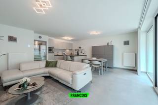 Dit gemeubeld recent appartement uit 2019 is gelegen in de Leopoldlaan 140B in het centrum van Middelkerke, in een jonge en verzorgde,...