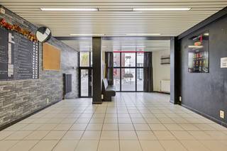 <p>Te huur: handelspand in het hart van Mechelen, op de Melaan, vlakbij de Vismarkt en diverse scholen.</p><p> </p><p>Dit handelspand is commercieel uitstekend gelegen in een levendige en toeristische zone. De ligging op de Melaan biedt directe toegang tot het historische centrum, met scholen zoals het Conservatorium, Scheppers en TSM op wandelafstand. Bij interesse kan de volledige inboedel worden overgenomen van de huidige huurder, wat een snelle start mogelijk maakt.</p><p> </p><p>Belangrijkste ruimtes:</p><p>• Commerciële zone</p><p>• Toilet (voor klanten en personeel)</p><p>• Berging</p><p>• Keukenruimte geschikt voor horeca-activiteiten</p><p> </p><p>Troeven:</p><p>• Commercieel goed gelegen in het centrum van Mechelen</p><p>• Nabij Vismarkt en scholen, ideaal voor constante passage</p><p>• Mogelijkheid tot overname van de inboedel</p><p> </p><p>Neem vandaag nog contact op met je ERA-makelaar voor een bezoek.</p><p> </p><p>JOUW DROOMHANDELPAND. ZO GEVONDEN!</p>