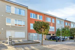 Deze schitterende woning werd tot in de puntjes verzorgd en vernieuwd, klaar voor de nieuwe bewoner(s)! Bent u op zoek naar een nette woning nabij het centrum van Kapellen met een extra ruimte voor een inwonend familielid, een bureau, een hobby of vrij beroep? Dan is deze woning zeker en vast iets voor u. <br /><br />De woning is toegankelijk via de voordeur met inkomhal en gastentoilet aan de rechterzijde of via de voordeur van de riante polyvalente ruimte van maar liefst 60m² aan de linkerzijde. De vaste kast biedt heel wat stockagemogelijkheden en is voorzien van een spoelbak.<br /> <br />De Zuid-West tuin met vijvertje en tuinhuis is bereikbaar via het gelijkvloers of via de trap van het aangelegd dakterras van 20m². Zomers ontbijten, apero-momentjes, zalig vertoeven in eigen tuin! <br /><br />Verder op de eerste verdieping de leefruimte (ca. 45m²) met een volledig geïnstalleerde, open keuken. <br />Op de tweede verdieping zijn er 3 slaapkamers (ca.14, 13 en 7m²) en een mooie badkamer voorzien van een dubbel lavabomeubel, bad met douchescherm, toilet en aansluitingen voor was- en droogautomaat. <br /><br />DIVERSE:<br />- CV op gas<br />- zonnepanelen <br />- volledige renovatie <br />- gunstig EPC label B <br /><br />Bekijk onze website voor de AI studio en ontdek de verschillende mogelijkheden van dit pand. <br /><br />Heeft u interesse in deze prachtige woning te koop in Kapellen? Ontdek dit huis te koopt via Dewaele Vastgoed Kapellen, Hoevensebaan 25, 2950 Kapellen - 03 666 66 66 - kapellen@dewaele.com<br /><br />Bestuursmaatregelen in het maatregelenregister: nee