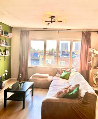 Instapklaar, gerenoveerd & lichtrijk appartement met lage kosten<br /><br />Dit lichtrijke en moderne 1-slaapkamer appartement (65 m²) combineert comfort, rust en een uitstekende ligging — ideaal voor starters of wie dichtbij de stad wil wonen, met tegelijk voldoende groen en ademruimte.<br /><br />✨ Volledig gerenoveerd in 2019 en meteen instapklaar<br /><br />Dankzij de grote raampartijen geniet je hier van een mooie lichtinval en een ongehinderd zicht. <br />De leefruimte sluit naadloos aan op de volledig ingerichte keuken. Keukenmeubels zijn inclusief.<br /><br />De slaapkamer ligt aan de oostzijde en beschikt over maatkasten.<br />Verder is er een aparte wasberging en een privatieve kelderberging inbegrepen.<br /><br />🏢 Gelegen op de 3e verdieping van een kleine, rustige residentie zonder lift en zonder syndicus → zeer lage gemeenschappelijke kosten.<br /><br />Het gebouw werd goed onderhouden (vernieuwd dak), het appartement is asbestveilig, voorzien van een hoogrendementsketel (Bulex) én de elektriciteit is conform.<br /><br />📍 Topligging met perfecte balans tussen stad en groen:<br />Op wandelafstand van winkels en gezellige parken. <br />Tram vlakbij en vlotte verbinding naar belangrijke invalswegen. Het centrum van Antwerpen bereik je op ca. 30 minuten fietsen.<br /><br />✅ Troeven:<br /><br />- Instapklaar & gerenoveerd (2019)<br />- Lichtrijk appartement met open zicht<br />- 65 m² woonoppervlakte<br />- 1 slaapkamer + aparte wasberging<br />- Maatkasten & keukenmeubels inbegrepen<br />- Kelderberging inbegrepen<br />- Zeer lage gemeenschappelijke kosten<br />- Voldoende parkeermogelijkheden in de omgeving<br /><br />📊 EPC: 252 kWh/m²<br />⚡ Elektriciteit conform<br />🛡️ Asbestveilig<br /><br />📞 Interesse? Plan je bezoekmoment tijdig in:<br />Bel/sms: 0456 91 27 <br />Meer info - mail naar: sintbernardse623@outlook.com