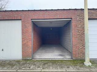 Spacious and deep garage for rent on the Louis Selsplein in Duffel. This garage is easily accessible and centrally located.With a gross depth of 7.9...