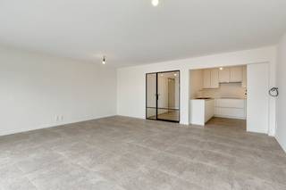 Ontdek dit volledig gerenoveerde appartement op een absolute toplocatie in het bruisende centrum van Roeselare. Gelegen op de 5e verdieping en toegankelijk via de Markt, geniet u hier van alle voorzieningen op wandelafstand: winkels, horeca, openbaar vervoer en tal van andere faciliteiten. Dankzij de lift bereikt u het appartement moeiteloos.<br /><br />Het appartement werd met veel oog voor detail en hoogwaardige materialen afgewerkt. De stijlvolle, volledig uitgeruste keuken vormt het hart van de woning en sluit naadloos aan op de lichtrijke leefruimte. De elegante stalen deur geeft het interieur een moderne en luxueuze uitstraling. Bovendien is het appartement volledig geschilderd, voorzien van comfortabele vloerverwarming en vernieuwde aluminium ramen, waardoor u meteen zorgeloos kunt intrekken.<br /><br />Indeling:<br /><br />Inkomhal met apart gastentoilet<br />Ruime en lichtrijke leefruimte met zit- en eethoek<br />Luxe, volledig uitgeruste keuken<br />Praktische berging met aansluiting en plaats voor wasmachine en droogkast<br />2 volwaardige slaapkamers<br />Stijlvolle badkamer met inloopdouche<br />2 balkons<br /><br />Extra troeven:<br /><br />Volledig gerenoveerd en instapklaar<br />Vloerverwarming<br />Vernieuwde aluminium ramen<br />Lift aanwezig<br />Mogelijkheid tot aankoop van een autostaanplaats in de kelder<br />Toegang via de Markt<br /><br />Opmerking: Tegen de authentieke akte worden nog enkele laatste afwerkingspunten uitgevoerd, zodat het appartement volledig afgewerkt wordt opgeleverd.<br /><br />Bent u op zoek naar een luxueus afgewerkt, energiezuinig en volledig instapklaar appartement op een absolute toplocatie in Roeselare? Dan is dit appartement beslist een bezoek waard. Neem vandaag nog contact met ons op voor een bezichtiging.<br /><br />Bestuursmaatregelen in het maatregelenregister: nee<br /><br />Deze AI-visualisaties zijn bedoeld als inspiratie. Er werd geen rekening gehouden met technische specificaties, stedenbouwkundige voorschriften of de concrete mogelijkheden tot realisatie.