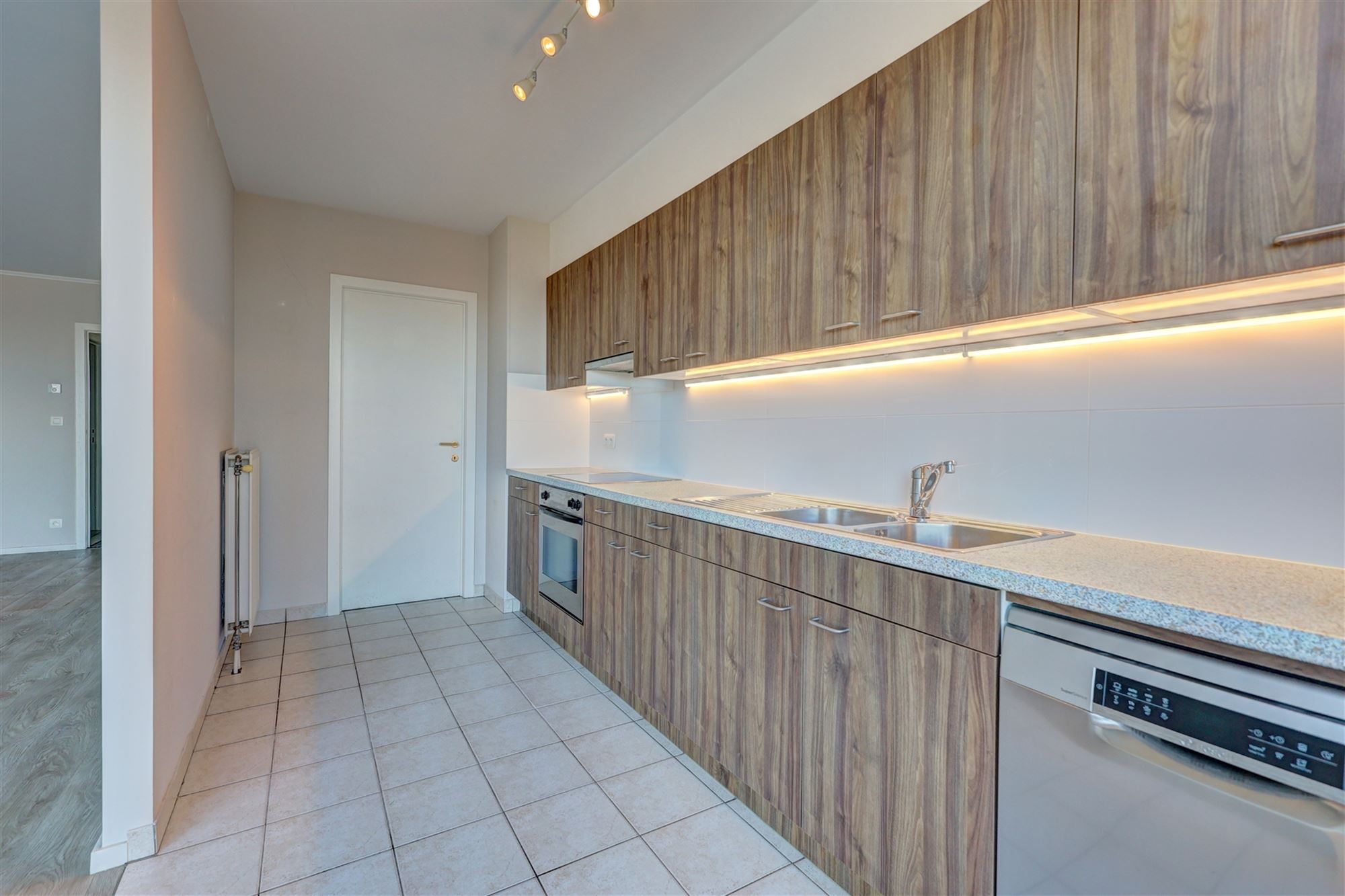 Instapklaar 2-slaapkamerappartement met leuk terras te Linkeroever - foto 4