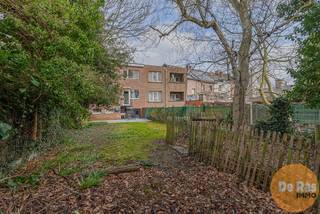 AALST - Instapklaar appartement met 2 kamers, tuin en garage op topligging. <br />Dit appartement geniet van een uitstekende centrale ligging, vlakbij scholen, winkels, het centrum, het ASZ, openbaar vervoer en met een vlotte verbinding naar de E40.<br /><br />Bij het binnenkomen kom je in de centrale inkomhal. Van hieruit bereik je de ruime en gezellige leefruimte met eetplaats en zithoek, die naadloos aansluit op de volledig geïnstalleerde open keuken. De keuken is uitgerust met kwalitatieve toestellen en beschikt bovendien over een handige, aansluitende berging.<br /><br />De badkamer is voorzien van een douche, wastafel en toilet. De twee slaapkamers bevinden zich achteraan het gebouw en zijn rustig georiënteerd naar de tuin. Vanuit één van de slaapkamers heb je rechtstreeks toegang tot de ruime, volledig afgesloten tuin.<br /><br />De tuin beschikt over een groot aangelegd en overdekt terras, ideaal om in alle rust van het buitenleven te genieten. De tuin is niet alleen bereikbaar via de slaapkamer, maar ook via de garage. Vanuit de tuin heb je bovendien vlotte toegang tot de gemeenschappelijke berging en de grote private garage voor twee wagens, uitgerust met een sectionale en elektrische poort.<br /><br />Het gebouw beschikt reeds over een recent vernieuwd dak. Het appartement wordt verwarmd via centrale verwarming op gas en is verder uitgerust met conforme elektriciteit, een videofoon, dubbele beglazing, etc.<br /><br />Kortom, een instapklaar appartement op een toplocatie. Boek snel je bezoek!<br />De vermelde prijs is een richtprijs. Na ontvangst van de biedingen zal de verkoper beslissen of hij/zij de eigendom verkoopt aan het beste bod. De richtprijs is aldus niet bindend voor de verkoper. Voor meer info kunt u ons contacteren of het reglement raadplegen op onze website.