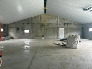 Voor meer info contacteer Eva via 0475 69 38 22 of eva@vicusvastgoed.be<br /><br />Deze geïsoleerde loods beschikt over een oppervlakte van 225 m² (15m x 15m) en is voorzien met (400V) sterkstroom. <br />Perfect voor het stockeren van wagens, materiaal, etc...<br /><br />Doorgang via de Kortemarkstraat 260A, met een tweede uitweg via de Vijfhuishoekstraat 17.<br /><br />De loods is toegankelijk via de elektrische poort én een deur aan de zijkant. <br />Afmetingen poort: <br />Hoogte: 3,30<br />Breedte: 2,90<br /><br />Voor meer info contacteer Eva via 0475 69 38 22 of eva@vicusvastgoed.be