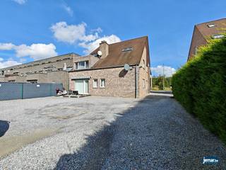 <p><span>Bent u op zoek naar een rendabele vastgoedbelegging? Dan is dit uw kans! Wij bieden een volledig verhuurde blok met 5 appartementen aan, allen voorzien van individuele aansluitingen voor water, elektriciteit en aardgas. Elk appartement is zorgvuldig onderhouden en heeft een goede EPC-score. De appartementen zijn gunstig gelegen, aantrekkelijk voor huurders en bieden stabiele maandelijkse huurinkomsten.</span></p><h3><span>Overzicht van de appartementen:</span></h3><p><span>Appartement 1 (Gelijkvloers voorzijde)</span></p><ul><li><span>Slaapkamers:</span><span> 2</span></li><li><span>Oppervlakte:</span><span> 80m²</span></li><li><span>Huurinkomsten:</span><span> 590,84 per maand</span></li><li><span>EPC:</span><span> B</span></li></ul><p><span>Appartement 2 (Gelijkvloers achterzijde)</span></p><ul><li><span>Slaapkamers:</span><span> 2</span></li><li><span>Oppervlakte:</span><span> 80m²</span></li><li><span>Huurinkomsten:</span><span> 563,16 per maand</span></li><li><span>EPC:</span><span> B</span></li></ul><p><span>Appartement 3 (1e verdieping voorzijde)</span></p><ul><li><span>Slaapkamers:</span><span> 2</span></li><li><span>Oppervlakte:</span><span> 79m²</span></li><li><span>Huurinkomsten:</span><span> 666,78 per maand</span></li><li><span>EPC:</span><span> B</span></li></ul><p><span>Appartement 4 (1e verdieping achterzijde)</span></p><ul><li><span>Slaapkamers:</span><span> 1</span></li><li><span>Oppervlakte:</span><span> 75m²</span></li><li><span>Huurinkomsten:</span><span> 550 per maand</span></li><li><span>EPC:</span><span> B</span></li></ul><p><span>Appartement 5 (2e verdieping)</span></p><ul><li><span>Slaapkamers:</span><span> 2</span></li><li><span>Oppervlakte:</span><span> 116m²</span></li><li><span>Huurinkomsten:</span><span> 581,74 per maand</span></li><li><span>EPC:</span><span> C</span></li></ul><p><span> </span></p><p><span> </span></p><p><span>Aan de achterzijde van het gebouw bevindt zich een privé parkeergelegenheid, exclusief bestemd voor bewoners. Dit biedt niet alleen extra gemak, maar zorgt ook voor een veilige en comfortabele parkeeroptie direct bij het wooncomplex. </span></p><p><span>Deze appartementen zijn aantrekkelijk voor huurders dankzij de goede locatie, ruimte en voorzieningen. Met een divers huuraanbod biedt dit pand een stabiele en aantrekkelijke bron van inkomsten voor elke investeerder.</span></p><p><span>Interesse in deze unieke investeringskans? Aarzel niet om contact op te nemen met Carolien via </span><span>Carolien@jemar.be</span><span> of bel </span><span>0484 35 70 67</span><span>.</span></p>