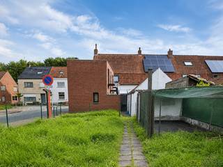 Charmante woning met 3 SLAAPKAMERS, GARAGE, VOLWAARDIGE TUIN EN UITBREIDINGSMOGELIJKHEDEN, ideaal gelegen in een AANGENAME WOONBUURT OP WANDELAFSTAND VAN HET CENTRUM VAN AVELGEM, perfect voor starters of investeerders die op zoek zijn naar een renovatieproject met potentieel. Deze te renoveren gezinswoning bevindt zich op een vlotte locatie, dicht bij scholen, winkels, openbaar vervoer en andere dagelijkse voorzieningen. Op het gelijkvloers vindt u een aangename leefruimte, eetplaats, keuken, veranda, een slaapkamer, badkamer, apart toilet, twee ruime bergingen en een inpandige garage. De eerste verdieping omvat een nachthal en twee ruime slaapkamers, terwijl de zolder MOGELIJKHEDEN BIEDT VOOR EXTRA SLAAPKAMERS OF EEN HOBBYRUIMTE. Daarnaast beschikt de woning over een droge staankelder, een VOLWAARDIGE TUIN en een BIJHORENDE GARAGE ACHTERAAN HET PERCEEL. De eigendom werd steeds goed onderhouden en is uitgerust met VERWARMING OP AARDGAS. Dankzij de GUNSTIGE LIGGING, de praktische indeling en de vele mogelijkheden vormt deze woning de ideale basis om volledig naar eigen smaak te renoveren. Woning wordt verkocht in de huidige staat.<br /><br />Adres: Driesstraat 98 te Avelgem<br /><br />Renovatieplicht van toepassing; P-score: D , G-score: D; Bestuursmaatregelen in maatregelenregister: neen; vrij bij akte