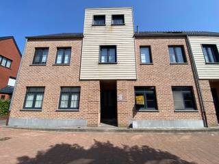 Instapklaar appartement met 2 slaapkamers gelegen op de gelijkvloerse verdieping.Dit tof appartement beschikt over een open keuken, een ruime...