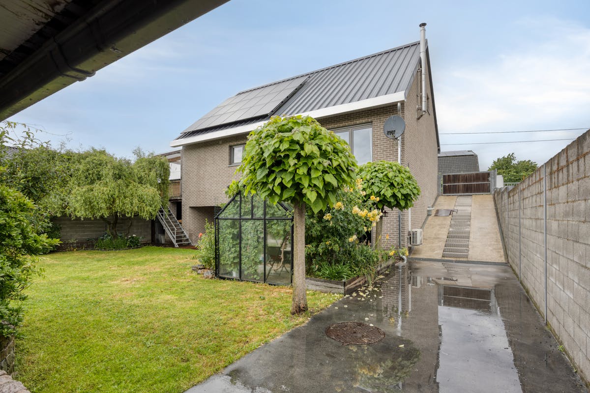 Maison récente avec un beau jardin et la possibilité de 2 entités résidentielles - photo 1
