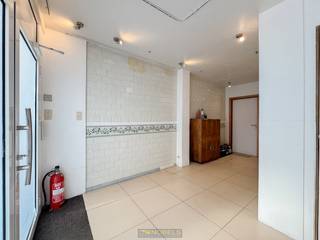 <p><span>HANDELSPAND MET WOONST bestaande uit een WOONST en een GELIJKVLOERS HANDELSGEDEELTE, gelegen op een TOPLOCATIE in CENTRUM Gent. Deze eigendom bevindt zich in het HART VAN DE STAD, op WANDELAFSTAND van winkels, universiteiten, horeca en openbaar vervoer, en biedt een UITSTEKENDE OPPORTUNITEIT als woonst of INVESTERINGSEIGENDOM. Een VEELZIJDIGE EIGENDOM met GROOT POTENTIEEL, ideaal voor wie op zoek is naar een CENTRALE UITVALSBASIS in Gent of een INTERESSANTE INVESTERING met COMMERCIËLE DOELEINDEN.</span></p>
<p>Via de gemeenschappelijke inkomhal bereikt u op het gelijkvloers een handelsgedeelte, voorzien van een kitchenette, toilet en doucheruimte. Op de 1ste verdieping bevindt zich de ingerichte keuken van de woonst, met aansluitend een eetkamer, één slaapkamer en een badkamer. De 2de verdieping omvat een ruime leefruimte en slaapkamer. De 3de verdieping bestaat uit een slaapkamer, apart toilet en badkamer, ideaal voor een inwonend kind of student.<br /><br />Adres: Burgstraat 143, 9000 Gent<br /><br />EPC: 240 kWh/m², G-score en P-score C, Geen renovatieverplichting van toepassing</p>