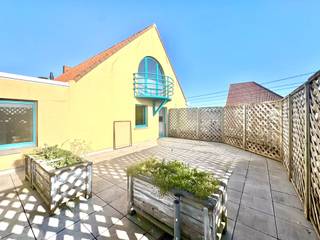 Ruim duplex appartement op locatie met goede verbindingen en alles wat men nodig heeft aan winkels en overige; Indeling: Gelijkvloers: aparte...