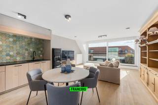 Ontdek deze unieke penthouse in Blankenberge, gelegen in een recente en stijlvolle residentie. Dit uitzonderlijke appartement werd van begin tot einde afgewerkt met uiterst hoogwaardige materialen en met veel oog voor detail. Een absolute troef zijn de drie terrassen, wat zelden voorkomt aan de kust. Hierdoor kan u de hele dag door in alle privacy van de zon genieten.<br /><br />Bij het binnenkomen wordt u verwelkomd in een bijzonder lichtrijke leefruimte met aanpalende open keuken. De grote raampartijen zorgen voor een overvloed aan natuurlijk licht en een mooie verbinding met de terrassen. De keuken is volledig uitgerust met alle nodige toestellen en onderscheidt zich door haar kwalitatieve werkblad en geïntegreerde wijnkoelkast, ideaal voor wie houdt van comfort en verfijning.<br /><br />Doorheen quasi het volledige appartement werd gekozen voor stijlvolle parketvloeren die zorgen voor een warme en tijdloze uitstraling. Op deze verdieping bevindt zich eveneens een gastentoilet. Daarnaast zijn er twee terrassen, één aan de voorzijde en één aan de achterzijde, zodat u op elk moment van de dag een zonnig plekje vindt.<br /><br />Via de trap bereiken we de bovenverdieping. Hier bevinden zich twee volwaardige slaapkamers, elk voorzien van een eigen ensuite badkamer. De master bedroom beschikt over een luxueuze badkamer met ligbad en dubbele lavabo. De tweede slaapkamer is uitgerust met een prachtige regendouche.<br /><br />Vanuit deze kamer heeft u toegang tot het derde terras, waar een jacuzzi werd geïnstalleerd. Hiervoor werden speciaal de nodige constructieve aanpassingen aan het gebouw uitgevoerd, wat opnieuw de kwaliteit en exclusiviteit van deze penthouse onderstreept.<br /><br />Deze eigendom biedt een zeldzame combinatie van luxe, ruimte, zon en privacy op een topligging aan de Belgische kust.<br /><br />
