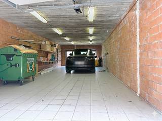 À la recherche d'un garage exceptionnellement spacieux avec un potentiel supplémentaire ? Ce garage situé au 29 Kloosterstraat offre une...