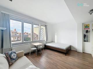 <h2>Te koop – Gemeubelde en lichte studio met lift – Schaarbeek<br /><br />📞 Info &amp; bezoeken : Frédéric Top +32 472 34 44 08 of frederic.top@weinvest.be<br />We Invest Bruxelles-Europe<br /><br />Op zoek naar een rendabele vastgoedbelegging in Brussel?<br />Ontdek deze prachtige gemeubelde studio op de 2de verdieping met lift, ideaal gelegen in Schaarbeek, vlakbij winkels, openbaar vervoer, universiteiten en Europese instellingen.<br /><br />🏡 Belangrijkste kenmerken :<br />Lichte, goed ingedeelde studio<br />Volledig gemeubeld – instapklaar voor verhuur<br />Gelegen in een goed onderhouden gebouw met lift<br />Gewilde locatie: Avenue de Roodebeek, levendige buurt met uitstekende verbindingen<br /><br />💰 Een sleutel-op-de-deur investering :<br />Reeds verhuurd aan 950 €/maand → huurinkomen 11.400 €/jaar<br />Bruto rendement: ± 6,1 %<br />Ideaal voor investeerders die op zoek zijn naar een zekere en rendabele belegging<br /><br />Vraagprijs: 175.000 €<br /><br />📍 Waarom investeren in Schaarbeek?<br />Een dynamische gemeente in volle ontwikkeling, zeer gegeerd bij jonge professionals, internationale studenten en gezinnen → sterke huurvraag en waardevermeerdering op termijn.<br /><br />📞 Info &amp; bezoeken :<br />We Invest Bruxelles-Europe<br />Frédéric Top +32 472 34 44 08<br />frederic.top@weinvest.be<br /><br />🔎 Ontdek ook onze andere studio’s en appartementen te koop in Schaarbeek en Brussel op 👉 www.weinvest.be</h2>