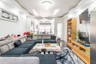 Wonen in de Rolliersstraat in Sint-Niklaas biedt een mooie balans tussen rustig wonen en de nabijheid van alle stedelijke faciliteiten.Op zoek naar...