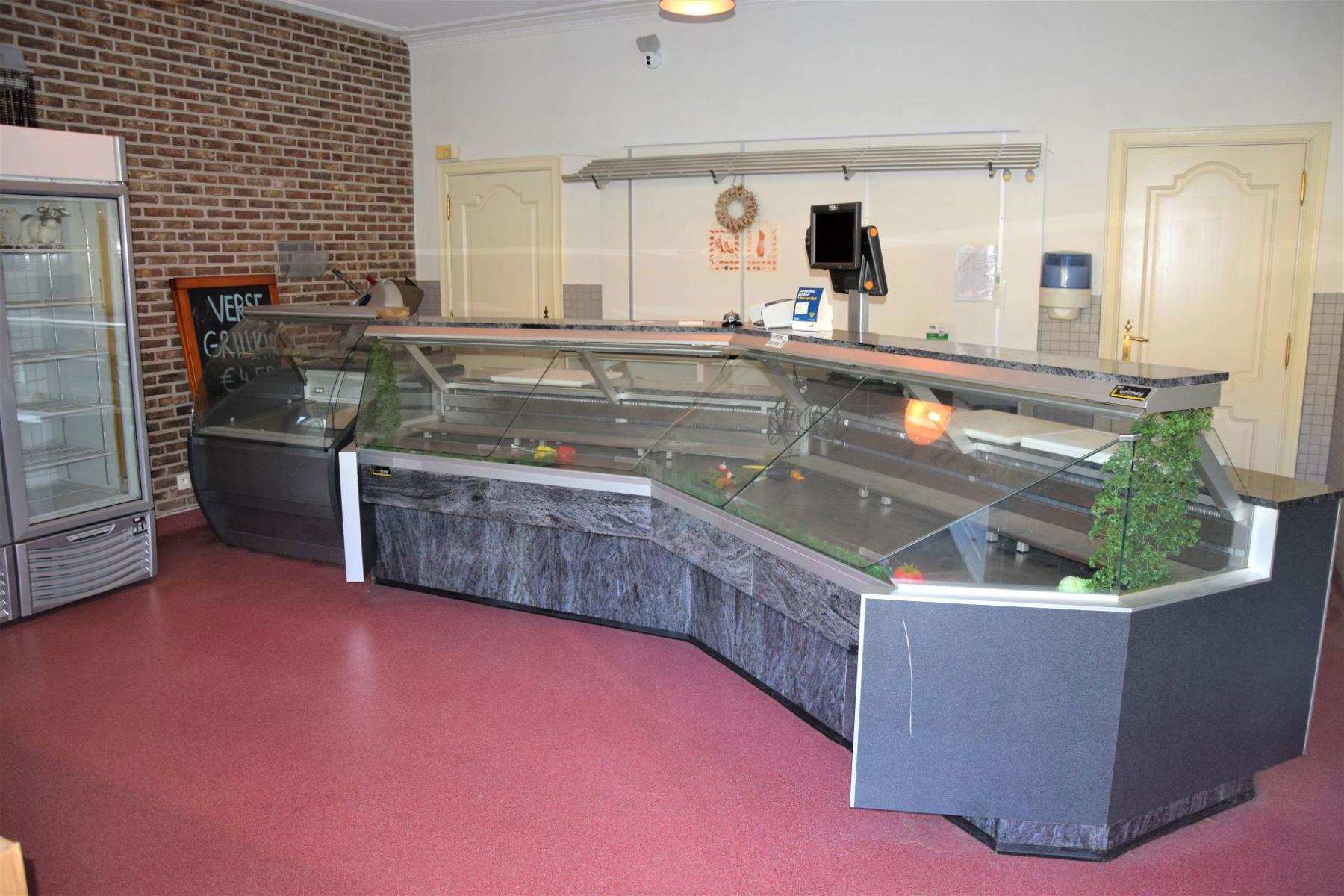 Gunstig gelegen commercieel gebouw met grote woonst - foto 2