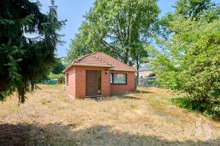 Vrijstaande, gelijkvloerse woning met 3 slaapkamers op zeer ruim perceel van 1236m²<br /><br />Deze nog te renoveren woning is zeer rustig gelegen op een zeer mooi perceel met groene buffer achteraan. <br />Ze biedt tal van mogelijkheden. In de tuin zijn is er achteraan nog een bijgebouw met dubbele carport.<br /><br /><strong>INDELING:</strong><br /><strong>Gelijkvloers: </strong>Inkomhal, leefruimte, keuken met eethoek, toilet, kelder, berging, badkamer, nachthal en drie slaapkamers
