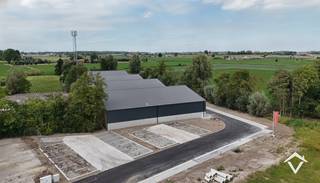 Op zoek naar een slimme investering of een nieuwe locatie voor je onderneming? <br />Ontdek deze gloednieuwe KMO-units in Werken (Kortemark), strategisch gelegen in een rustige en toegankelijke omgeving met vlotte verbindingen. <br /><br />Eigenschappen van de units:<br />• Geschikt voor opslag, atelier, productie of kleinhandel<br />• Ruime toegangspoorten <br />• 3 staanplaatsen inbegrepen <br />• Voorzien van nutsleidingen <br />• Moderne en energiezuinige constructie – ideaal voor ondernemers die duurzaam willen werken of investeren.<br />• op een toplocatie in de driehoek Diksmuide—Torhout—Roeselare<br />• Centraal in West-Vlaanderen voor optimale bereikbaarheid<br /><br /> Gelegen op een kleinschalig bedrijvenpark met professionele uitstraling.<br /> Ideaal voor zelfstandigen, kleine ondernemingen of investeerders.<br /><br />Grondwaarde € 73.306 - Constructiewaarde € 293.225, excl. kosten en BTW. <br /><br /> Interesse of meer info? Neem vandaag nog contact met ons op en ontdek de mogelijkheden!