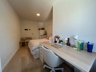 <p>In dit gebouw bevindt zich deze moderne studentenkamer. De kamer wordt<span> bemeubeld aangeboden</span> en beschikt over een tweepersoonsbed met opberglades, een ruim bureau met bureaustoel, een kleerkast, en een compacte koelkast.</p><p>Daarnaast beschikt de kamer over een <span>eigen badkamer</span> uitgerust met een douche, lavabo met spiegelkast en toilet, wat zorgt voor extra comfort en privacy.</p><p>De residentie biedt een ruime<span> gemeenschappelijke keuken</span> met veel kastruimte, ingebouwde oven, kookplaat, spoelbak en een gezellige eetruimte. Dankzij de grote ramen geniet zowel de kamer als de gemeenschappelijke ruimte van aangenaam natuurlijk licht. Het gebouw combineert een moderne afwerking met de charme van een karaktervolle bakstenen gevel.</p><p>Kortom, een <span>instapklare studentenkamer</span> met alle<span> nodige voorzieningen voor comfortabel wonen</span> en studeren.</p><p>Interesse of een bezichtiging ter plaatse?<br />Contacteer ons via verhuur@connect-immo.be of 016 229 228.</p><p>Huurprijs: € 640 + € 60 vaste kosten<br />Beschikbaar vanaf: 15 september 2026</p><p>* Exclusief studententaks.</p>