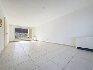 Op zoek naar een ruim en lichtrijk duplex appartement op een rustige ligging in Oostende? Dit instapklare appartement, biedt uitzonderlijk veel ruimte, comfort en 2 grote terrassen. Indeling:Verdieping 1:- Zeer ruime en lichtrijke leefruimte- Grote terrassen aan beide zijden- Open, volledig ingerichte keuken met toestellen- Berging- Apart gastentoiletVerdieping 2:- 2 zeer grote slaapkamers- Badkamer met ligbad en douche, lavabomeubel- Apart toiletExtra troeven:-Duplex appartement met veel ruimte en lichtinval-Twee ruime terrassen-Zeer lichtrijke leefruimte-Rustige liggingDit duplex appartement combineert ruimte, licht en een rustige ligging in Oostende. Ideaal voor wie comfortabel wil wonen aan de kust.Geïnteresseerd in dit appartement te huur in Oostende?Surf naar www.dewaele.com, zoek het pand op en klik op de rode knop "Vraag je bezoek aan". Vul kort je profiel in, en wij nemen daarna contact met je op voor een bezoek. Let op: telefonisch kunnen er geen afspraken gemaakt worden.