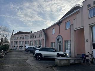 Ces espaces de bureaux ouverts à louer sont situés au premier étage d'un bâtiment commercial représentatif qui fait partie d'un site...