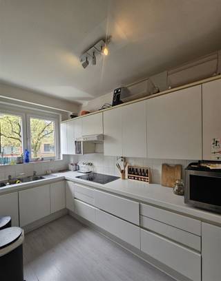 <p><strong><u>Ruim appartement met 2slps, tuin en garage.</u></strong></p><p>Het appartement is gelegen in een kindvriendelijke omgeving, nabij openbaar vervoer, scholen en winkels.</p><p><strong>Indeling : </strong><br />De inkomhal met vestiaire. Ruime leefruimte met ingerichte keuken.<br />De badkamer met ligbad en lavabo. Apart toilet en 2 slaapkamers met toegang tot het terras. <br />Aparte berging ( op het gelijkvloers).<br />Via het terras is er  een trap die toegang geeft tot de tuin.</p><p><br /><strong>Pluspunten:</strong><br />·Garage inbegrepen in de huurprijs<br />·Ruim appartement </p><p><span><span> </span></span></p>