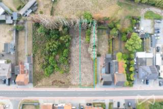 <p><span>Op zoek naar een mooie bouwgrond in Beringen om jouw eigen woning te realiseren? Aan de Nieuwendijk bieden we dit ruime perceel van maar liefst </span><strong><span>5a39ca</span></strong><span> aan.</span></p>
<p>Het perceel bestaat uit lot 1 (3a85ca), bestemd als bouwlot voor halfopen bebouwing, aangevuld met lot 2 (1a54ca) als achterliggende grond.</p>
<p>De verkavelingsvoorschriften voorzien in de mogelijkheid om een volwaardige eengezinswoning in halfopen verband te bouwen. Op het gelijkvloers is een maximale bouwdiepte van 17 meter toegestaan en op de verdieping 10 meter. De kroonlijsthoogte bedraagt maximaal 6 meter en de voorgeschreven dakhelling bedraagt 40°.</p>
<p>De woning wordt ingeplant op 5,50 meter achter de rooilijn van de Nieuwendijk. De achterliggende grond zorgt bovendien voor extra buitenruimte en draagt bij aan het ruime karakter van het perceel.</p>
<p><span>De omgeving bestaat hoofdzakelijk uit open en halfopen woningen en de percelen zijn gelegen aan een voldoende uitgeruste weg. </span></p>
<p><span>Een mooie kans voor wie zelf wil bouwen en daarbij graag beschikt over een perceel met voldoende ruimte voor een aangename tuin.</span></p>
<ul>
<li><span>Nieuwendijk, 3582 Beringen</span></li>
<li>5a39ca</li>
<li><span>Halfopen bebouwing</span></li>
<li><span>Verkavelingsvoorschriften beschikbaar</span></li>
</ul>
<p><span>Wil je meer weten over dit bouwperceel of de verkavelingsvoorschriften? </span>Lieselotte<span> helpt je graag verder.</span></p>
<p><strong><span>Lieselotte Luyten – 0493 56 87 30</span></strong></p>
<p><strong><span>We Invest Demervallei</span></strong><br /><em><span>Vastgoed Anders Bekeken</span></em></p>
