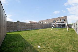 Halfopen bebouwing opgeleverd in het jaar 2019 op een groot perceel van quasi 600 m². Dit huis is prachtig gelegen in de Polders tussen Lissewege en Blankenberge, landelijk met een vlotte verbinding naar zowel Brugge als de kust. <br /><br />Het huis is ingedeeld als volgt: Inkom met gastentoilet, een grote en zonnige woonkamer met directe aansluiting naar het zonneterras en de zuidgerichte tuin. Verder een halfopen en compleet ingerichte keuken met bijkeuken en wasplaats. <br /><br />Op de verdieping zijn er drie slaapkamers en een moderne badkamer met ligbad en inloopdouche. Ook op de verdieping is er een apart toilet. De zolder dient als opbergruimte. <br /><br />Prachtige tuin op 598 m² grond. Perfect gericht naar de zon met zonneterrassen en een extra grote tuinberging. Parking voor meerdere wagens. Uitweg naast het huis, elektrische zonneluifel, vliegenraam, zonnepanelen, 10.000 liter regenwater .... . <br /><br />Energielabel A - Conforme elektrische installatie - asbestvrij.<br /><br />Te bezichtigen op afspraak met Willem Cauwels op TEL 050.89.27.70